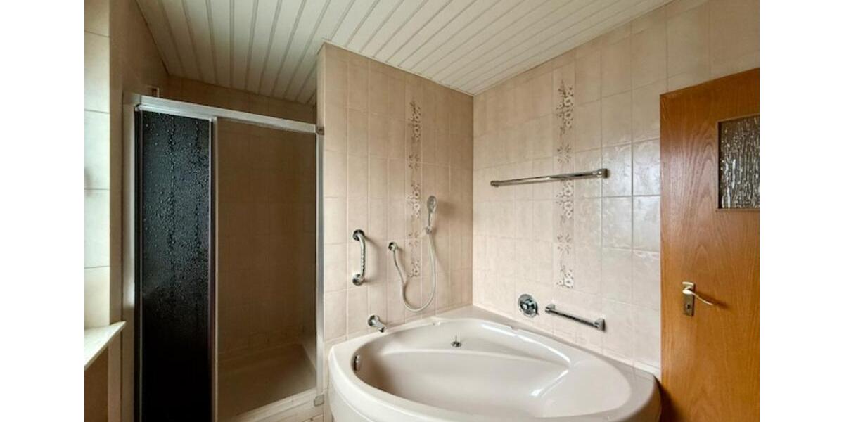 Etagenwohnung Siegen Eiserfeld - 8 Zimmer, 171 m&sup2;, 2.050&euro; | Angebot:25721985