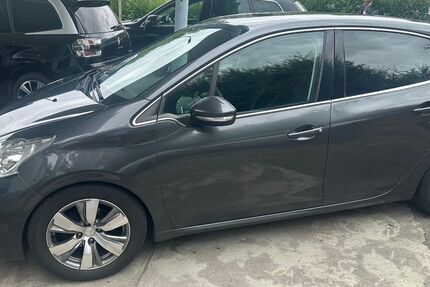 Peugeot 208 182.000 km 3.950 &euro; Siegen 57078