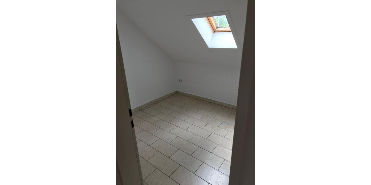 Dachgeschoßwohnung Weitefeld - 3.5 Zimmer, 80 m&sup2;, 660&euro; | Angebot:25931550