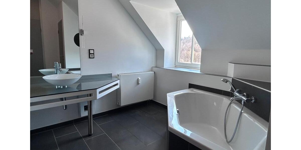 Dachgeschoßwohnung Kreuztal - 3 Zimmer, 96 m&sup2;, 864&euro; | Angebot:25974849