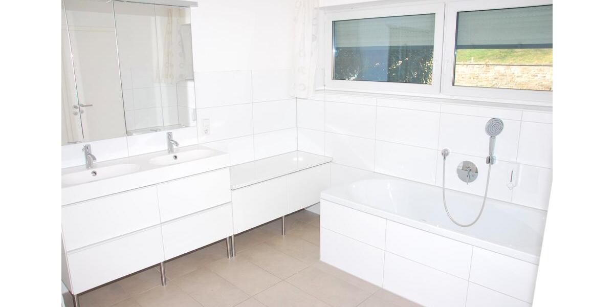 Erdgeschoßwohnung Siegen - 4 Zimmer, 140 m&sup2;, 1.350&euro; | Angebot:26038156