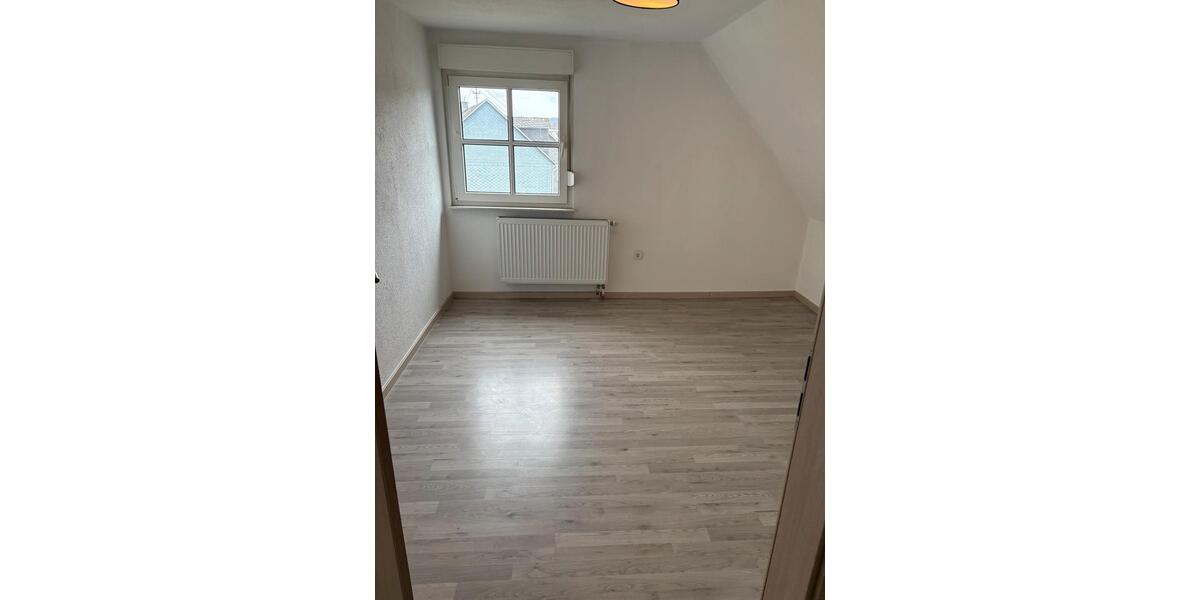 Etagenwohnung Neunkirchen - 4 Zimmer, 100 m&sup2;, 800&euro; | Angebot:26001849