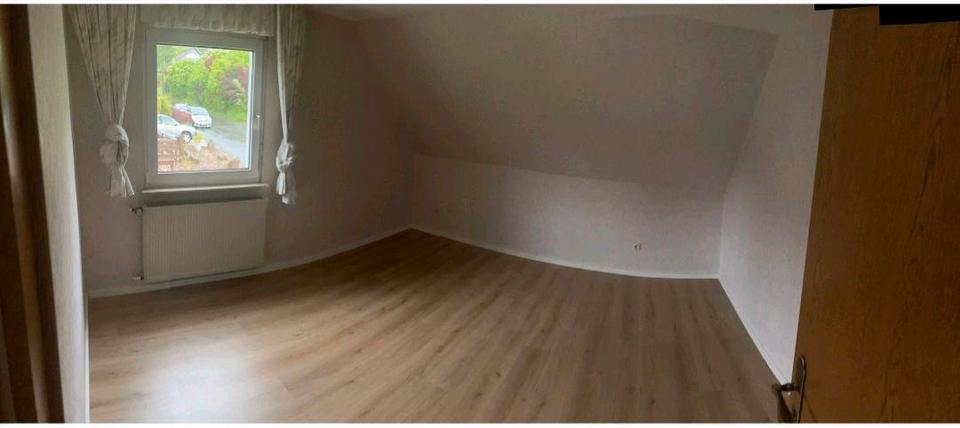 Dachgeschoßwohnung Siegen Dillnhütten - 3.5 Zimmer, 80 m&sup2;, 900&euro; | Angebot:26587562