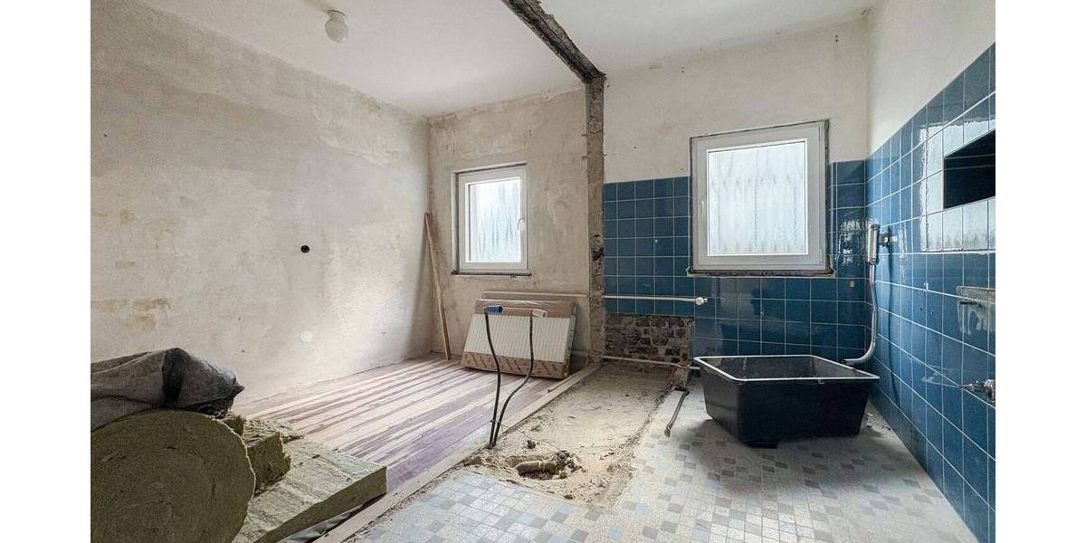 Einfamilienhaus Brachbach - 8 Zimmer, 150 m&sup2;, 210.000&euro; | Angebot:25738156