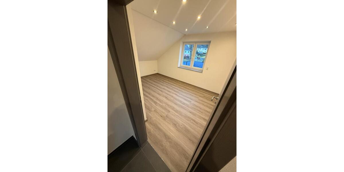 Dachgeschoßwohnung Kirchen (Sieg) - 4 Zimmer, 103 m&sup2;, 1.200&euro; | Angebot:25406971