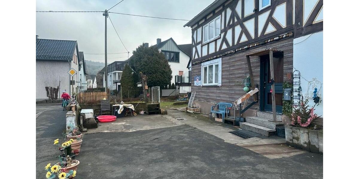 Einfamilienhaus Haiger - 7 Zimmer, 140 m&sup2;, 155.000&euro; | Angebot:26762769