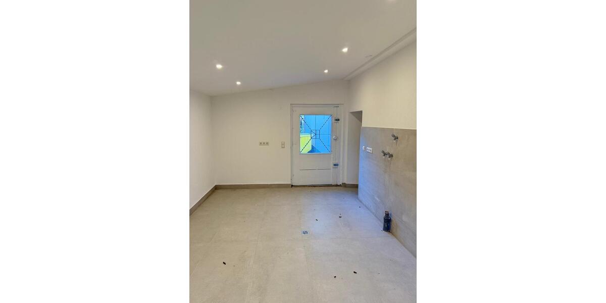 Etagenwohnung Netphen - 7 Zimmer, 180 m&sup2;, 1.980&euro; | Angebot:25921633