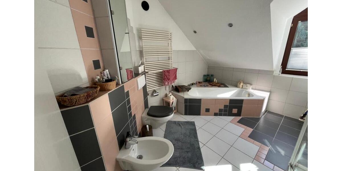 Dachgeschoßwohnung Herborn - 4.5 Zimmer, 142 m&sup2;, 950&euro; | Angebot:26002239