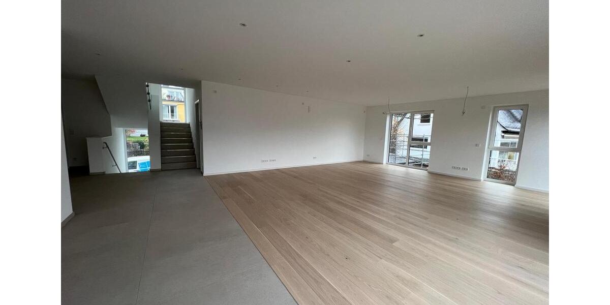 Maisonettenwohnung Siegen - 5 Zimmer, 190 m&sup2;, 1.900&euro; | Angebot:26602676