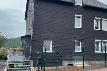 Haus Burbach - 5 Zimmer, 180 m&sup2;, 1.300&euro; | Angebot:26614751