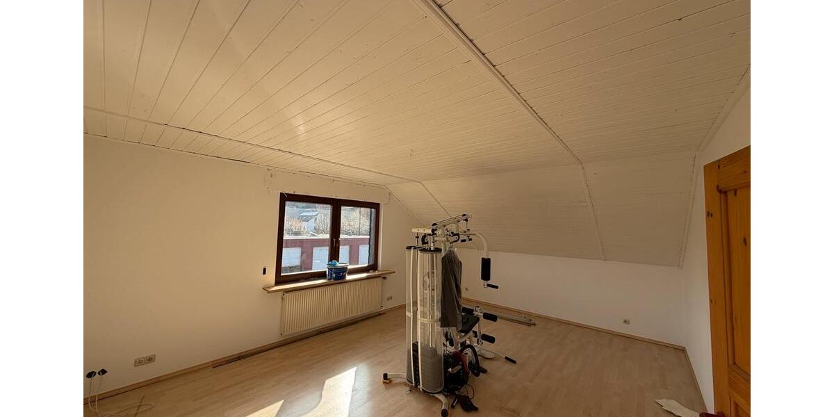 Dachgeschoßwohnung Siegen Eiserfeld - 3 Zimmer, 105 m&sup2;, 850&euro; | Angebot:25258307