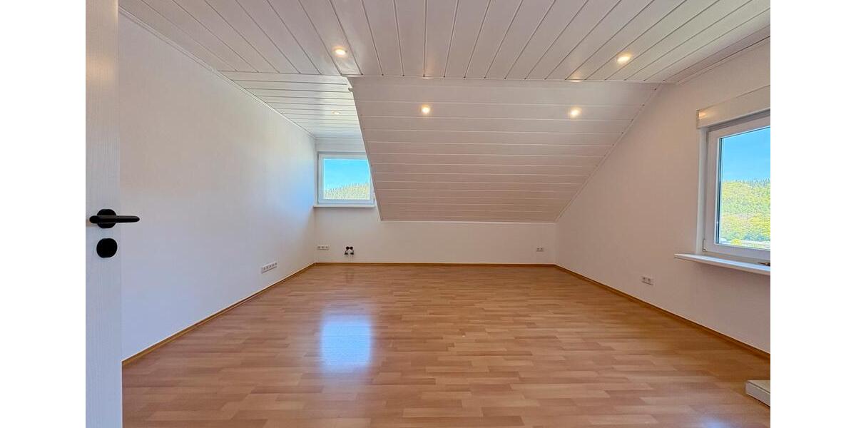 Dachgeschoßwohnung Dillenburg - 3.5 Zimmer, 94 m&sup2;, 215.000&euro; | Angebot:26402904