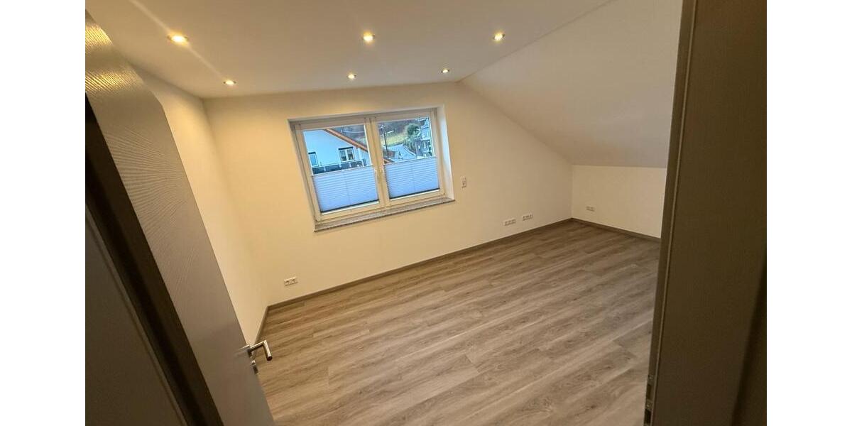 Dachgeschoßwohnung Kirchen (Sieg) - 4 Zimmer, 103 m&sup2;, 1.200&euro; | Angebot:25406971