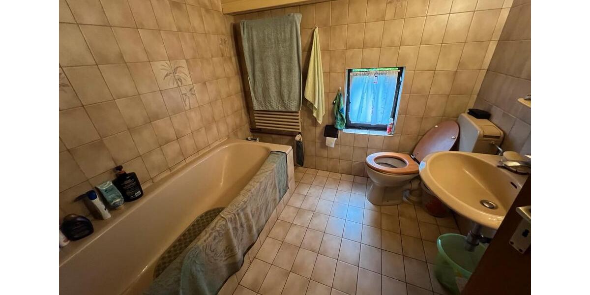 Reihenhaus Weitefeld - 7 Zimmer, 114 m&sup2;, 75.000&euro; | Angebot:26521092