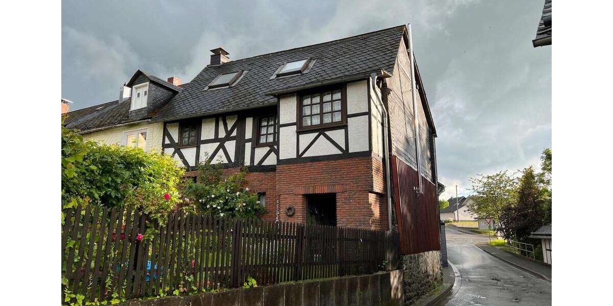 Reihenhaus Weitefeld - 7 Zimmer, 114 m&sup2;, 75.000&euro; | Angebot:26521092