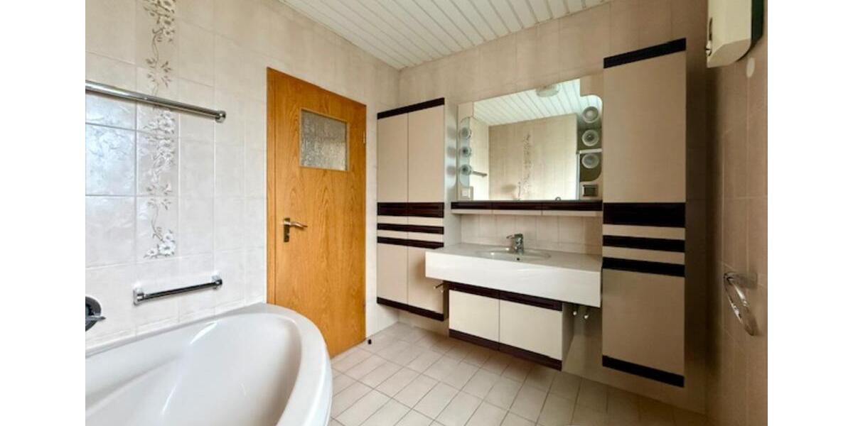 Etagenwohnung Siegen Eiserfeld - 8 Zimmer, 171 m&sup2;, 2.050&euro; | Angebot:25721985