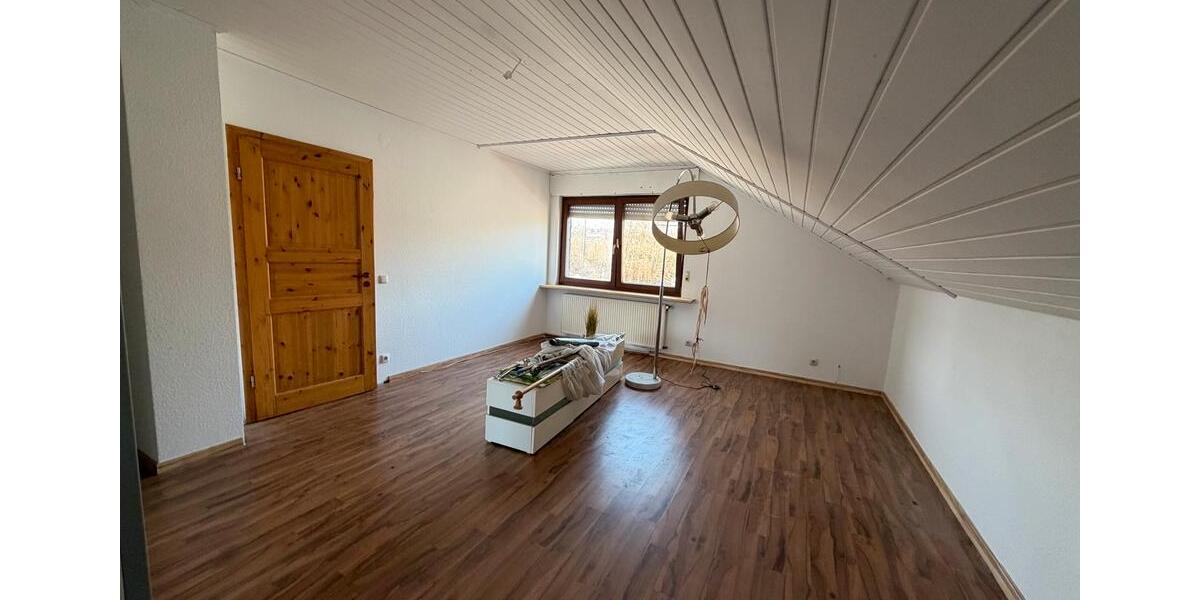 Dachgeschoßwohnung Siegen Eiserfeld - 3 Zimmer, 105 m&sup2;, 850&euro; | Angebot:25258307